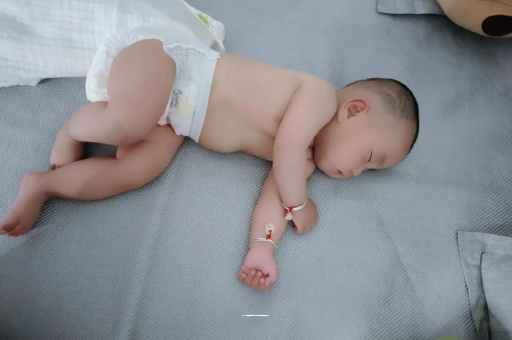 天水三个月宝宝抬头不稳